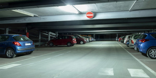 Mit Pollenstaub bedeckte Autos in einem Parkhaus bei Nacht